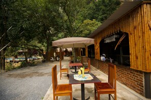 Outdoor dining - Trang An Passion Homestay (Hoa Lu)