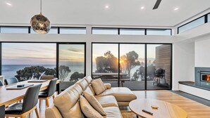 Living area - Freycinet Coastal Retreat - Freycinet Holiday Houses (Coles Bay)