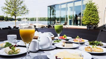 Free daily buffet breakfast