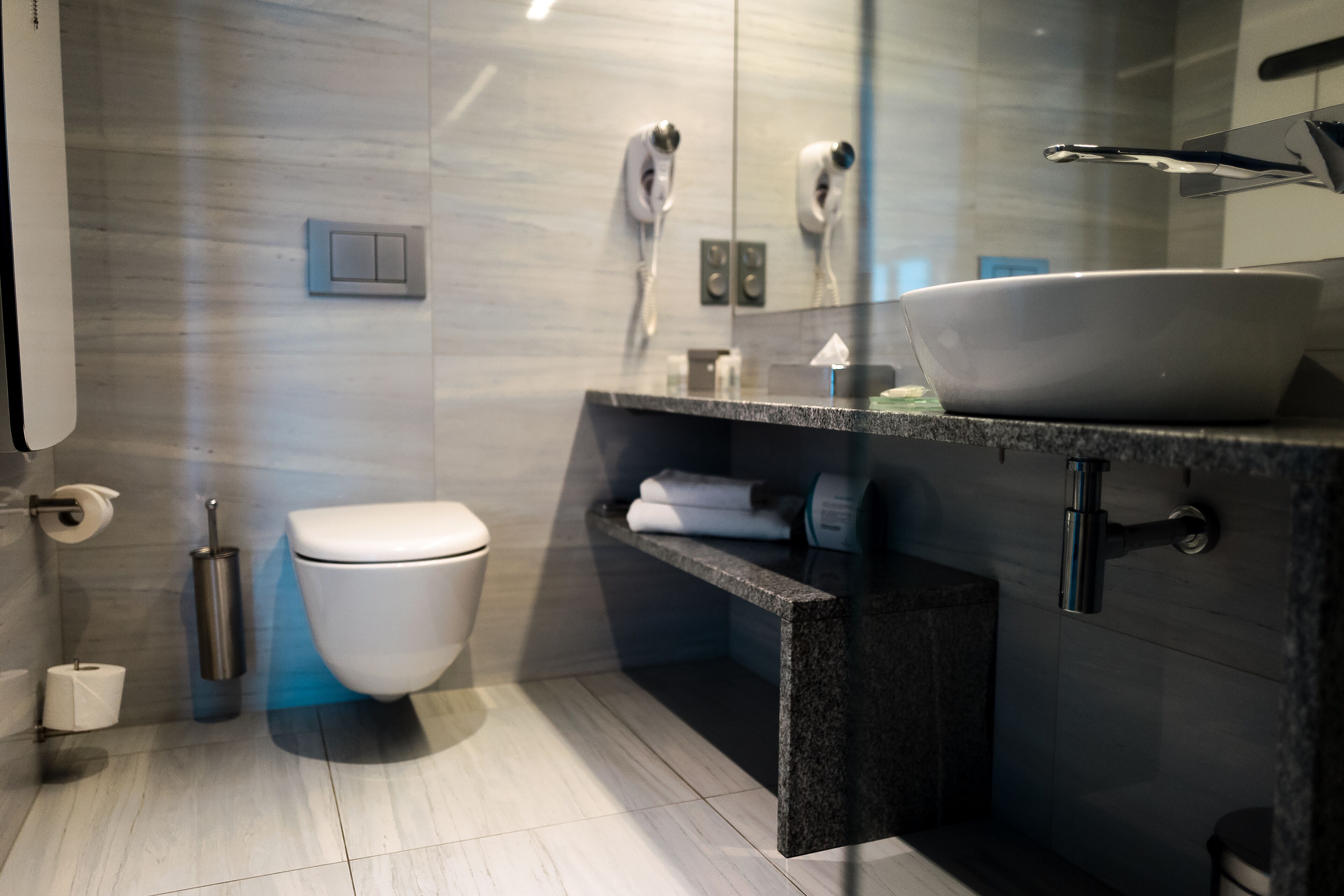 deluxe double or twin room (with terrace) | bathroom | shower, rainfall showerhead, free toiletries, hair dryer