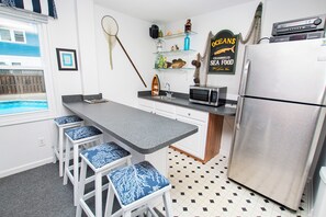 Coffee/tea maker, fridge, microwave, oven - Oceanside, Pool, Hot Tub, Community Amenities, VOH20, Laughing Duck (Corolla)