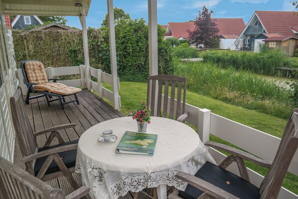Bungalow, 2 Schlafzimmer, Terrasse, Flussblick | Speisen im Freien