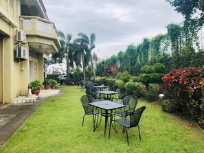 Khu ẩm thực ngoài trời