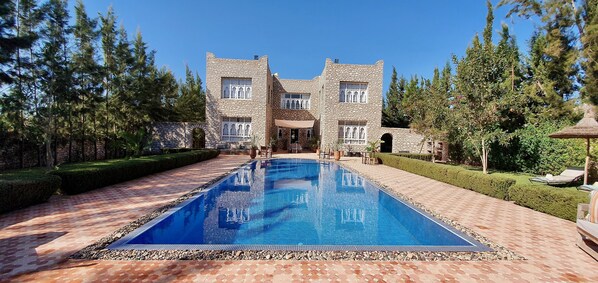 屋外プール、サンラウンジャー