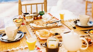 Frokost med lokale retter er inkludert hver dag