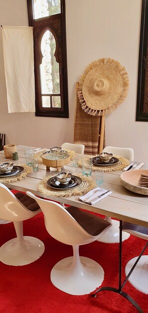 朝食、ディナーに営業 (モロッコ料理)