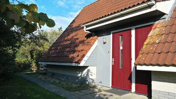 Bungalow, 3 Bedrooms, Terrace, Garden View | Property entrance