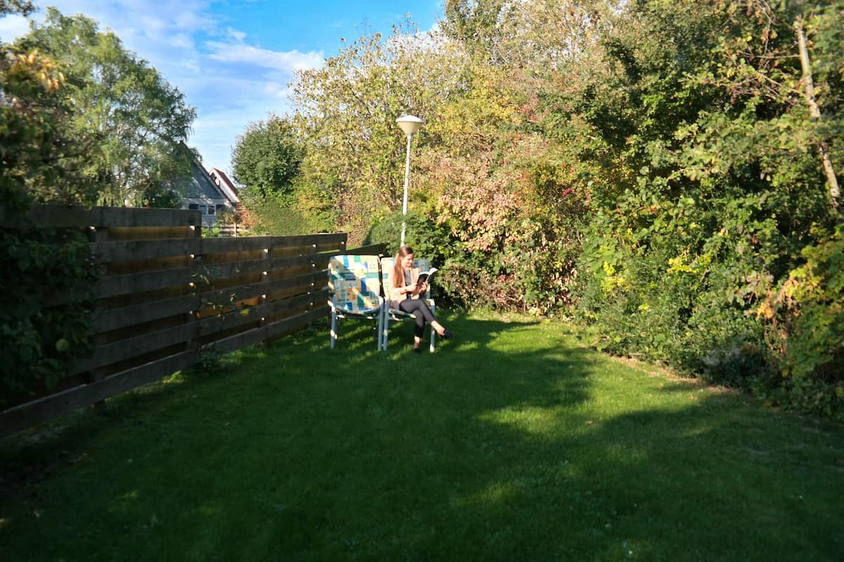 Bungalow, 3 slaapkamers, terras, uitzicht op tuin | Woonruimte | Een flatscreentelevisie en boeken