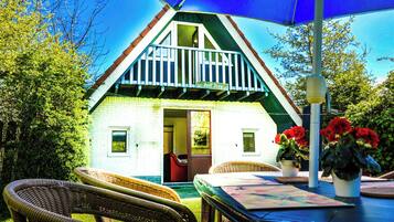 Bungalow, 3 Bedrooms, Terrace, Garden View | Living area | Flat-screen TV, books