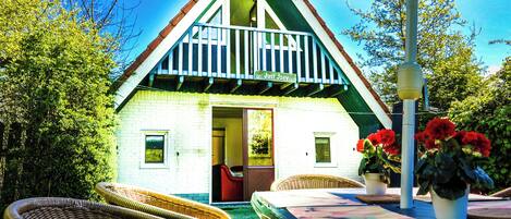 Bungalow, 3 Bedrooms, Terrace, Garden View | Living area | Flat-screen TV, books