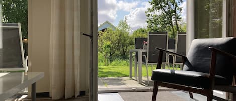 Bungalow - 3 sovrum - terrass - utsikt mot trÀdgÄrden | Vardagsrum | Böcker