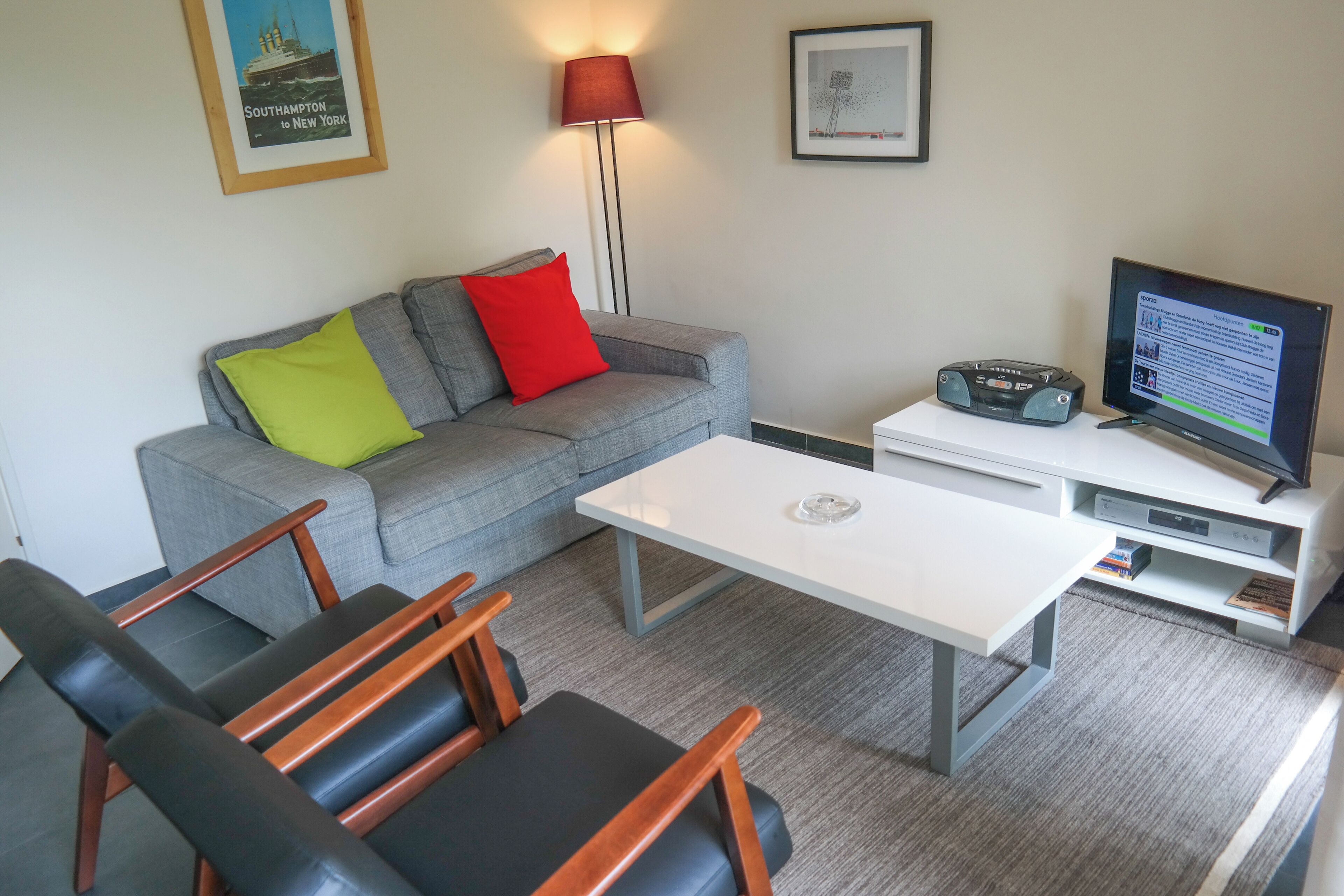Bungalow, 3 Bedrooms, Terrace, Garden View | Living room | Books