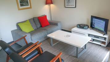 Bungalow, 3 Bedrooms, Terrace, Garden View | Living room | Books