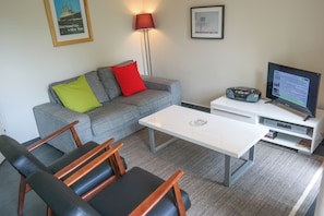 Bungalow, 3 Bedrooms, Terrace, Garden View | Living room