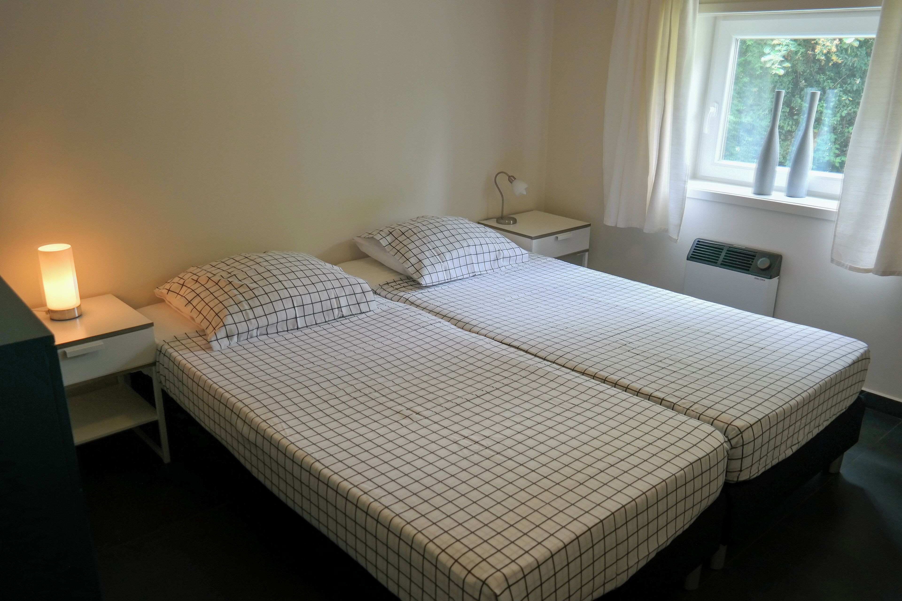 3 bedrooms, bed sheets