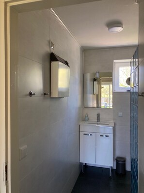 Bungalow, 3 Bedrooms, Terrace, Garden View | Bathroom | Towels