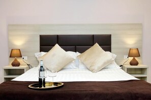 Superior Double Room, 1 Queen Bed | Premium bedding, down comforters, minibar, in-room safe - Roma Suite Monti (Rome)