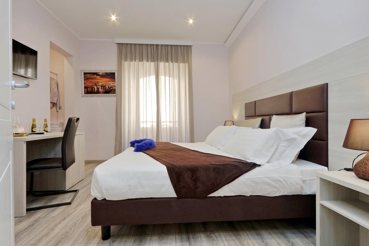 Ropa de cama de alta calidad, cubrecamas y minibar 