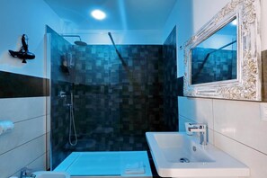 Habitación doble superior, 1 cama Queen size, patio, en el área del patio | Baño | Amenidades de baño gratuitas, secadora de cabello, bidet, toallas 