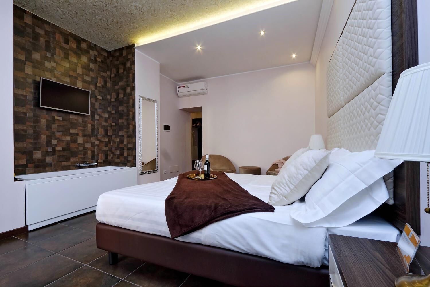 Deluxe Tek Büyük Yataklı Oda, 1 Büyük (Queen) Boy Yatak, Sıcak Su Küveti | Kaliteli yatak takımı, kuştüyü yorgan, minibar, odada kasa 