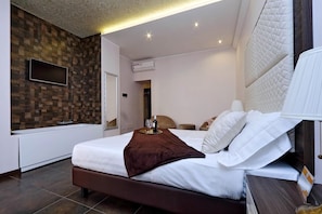 Ropa de cama de alta calidad, cubrecamas y minibar