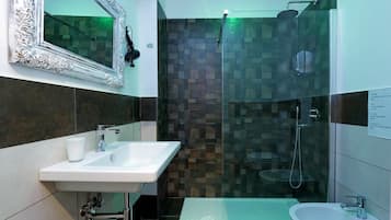 Deluxe-Doppelzimmer, 1 Queen-Bett, Whirlpool | Badezimmer | Kostenlose Toilettenartikel, Haartrockner, Bidet, Handtücher