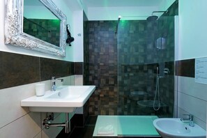 Deluxe Double Room, 1 Queen Bed, Jetted Tub | Bathroom | Free toiletries, hair dryer, bidet, towels - Roma Suite Monti (Rome)