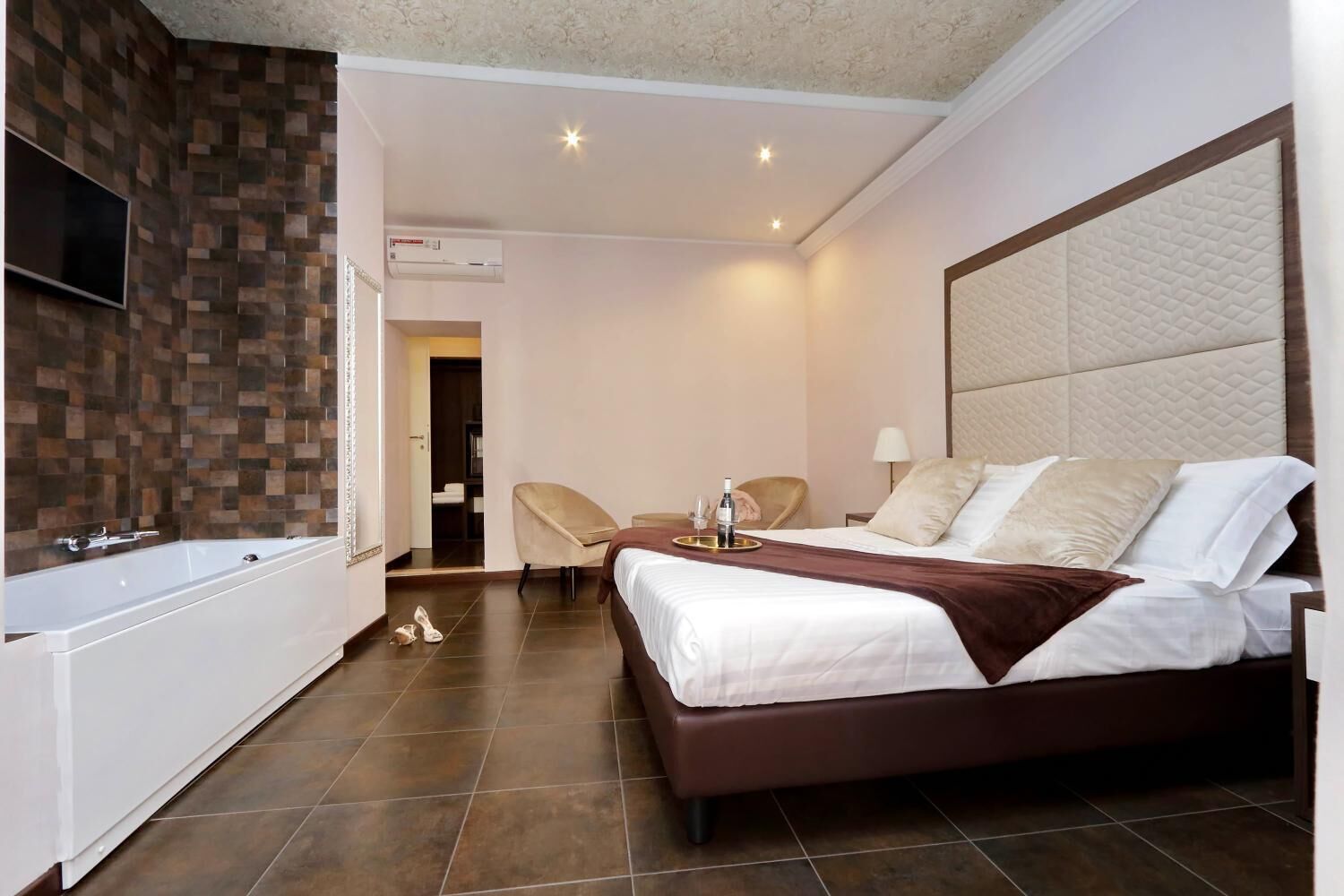 Ropa de cama de alta calidad, cubrecamas y minibar 