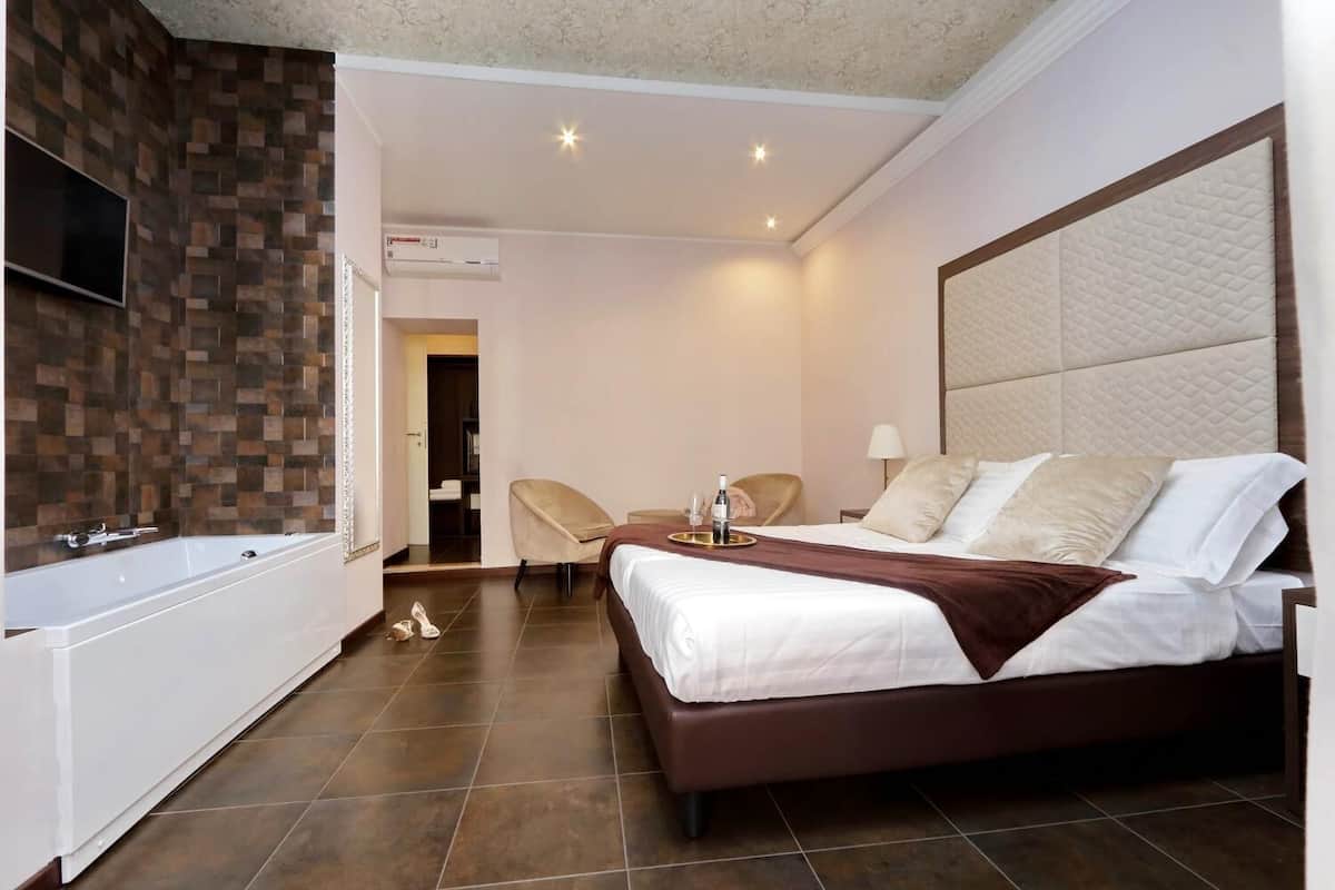 Quarto casal luxo, 1 cama Queen, banheira de hidromassagem | Roupas de cama premium, edredons de pluma, frigobar, cofres nos quartos