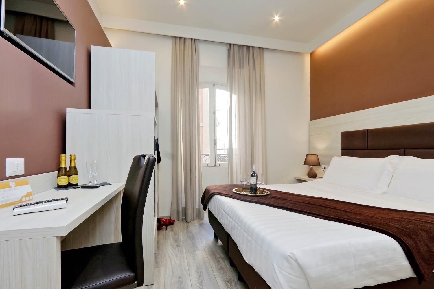 Ropa de cama de alta calidad, cubrecamas y minibar 