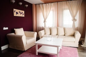 Deluxe-Apartment | Wohnzimmer | Fernseher