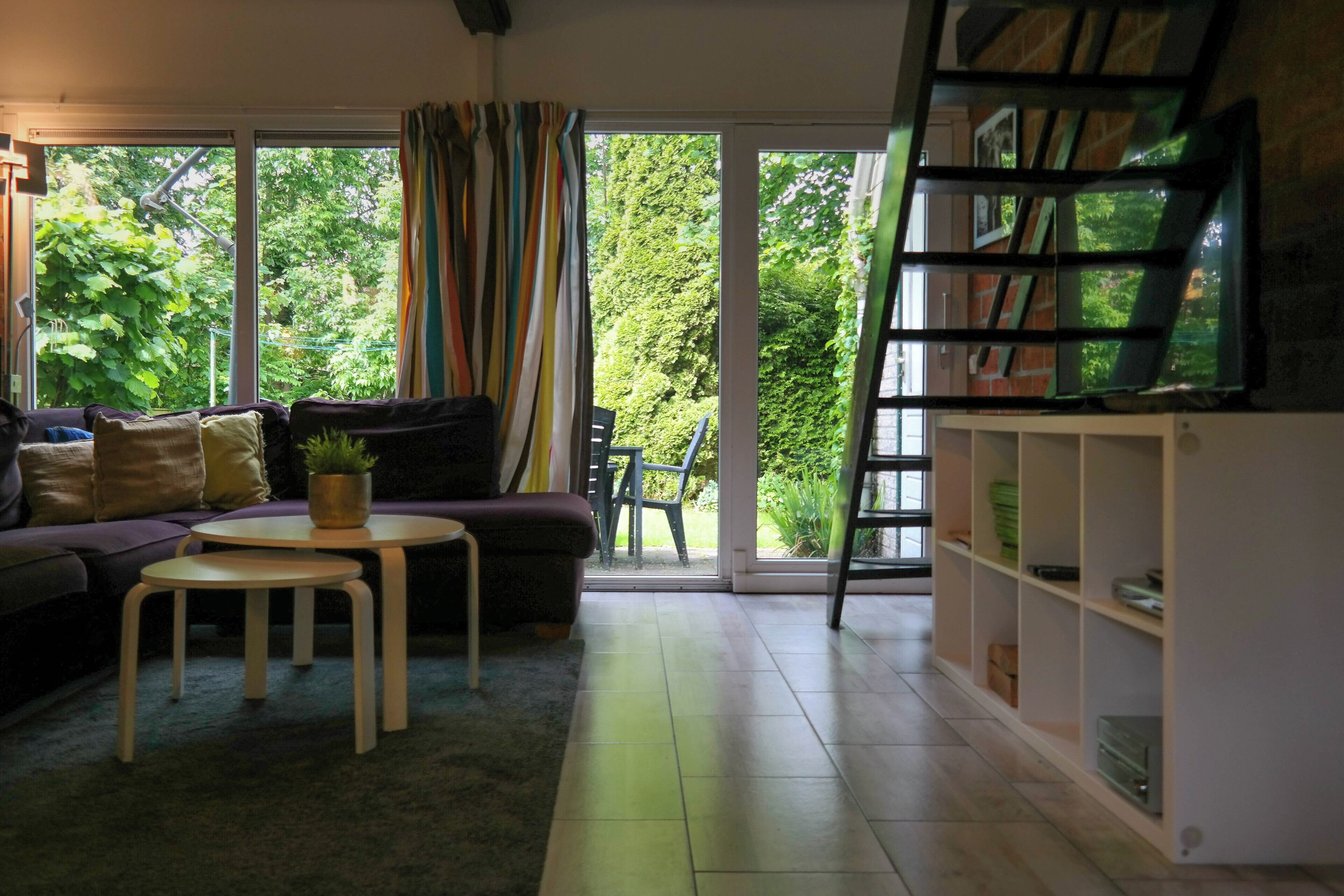 Bungalow, 3 Bedrooms, Terrace, Garden View | Living area | Books