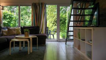 Bungalow, 3 Bedrooms, Terrace, Garden View | Living area | Books