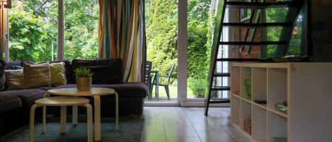 Bungalow, 3 chambres, terrasse, vue jardin | Coin séjour | Livres