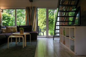 Bungalow, 3 habitaciones, terraza, vistas al jardín | Zona de estar | Libros