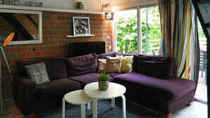 Living room - Charming Bungalow in Oostmahorn, Netherlands - Perfect for Nature Lovers (Anjum)