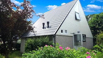 Bungalow, 3 Bedrooms, Terrace, Garden View | Property entrance