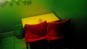 Single Room | Desk, bed sheets