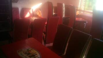 Bar (trong khuôn viên)