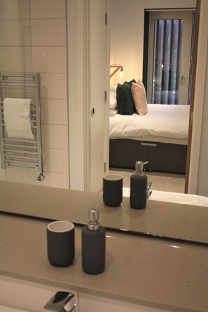 Departamento, 1 habitación | Amenidades de baño | Regadera, amenidades de baño gratuitas, secadora de cabello, toallas 