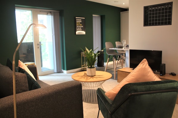 Appartement, balcon | Aire de séjour | Téléviseur à écran plat