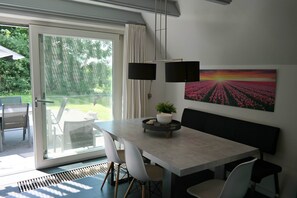 Bungalow, 3 makuuhuonetta, terassi, näköala puutarhaan | Ruokasali