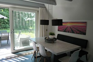 Bungalow, 3 Bedrooms, Terrace, Garden View | Dining room