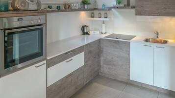 Bungalow, 3 Bedrooms, Terrace, Garden View | Private kitchen