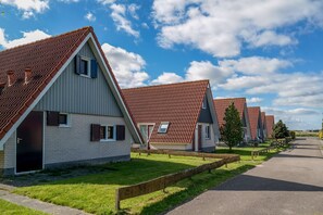 Bungalow, 3 makuuhuonetta, terassi, näköala puutarhaan | Ulkopuoli