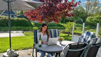 Bungalow, 3 chambres, terrasse, vue jardin | Restauration extérieure