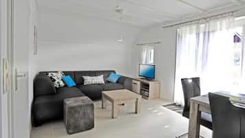 Bungalow, 3 Bedrooms, Terrace, Garden View | Living area