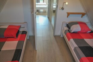 Bungalow, 3 slaapkamers, terras, uitzicht op tuin | 3 slaapkamers, beddengoed