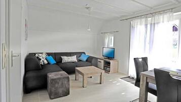 Bungalow, 3 chambres, terrasse, vue jardin | Coin séjour