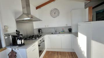 Bungalow, 3 Bedrooms, Patio, Garden View | Private kitchen | Microwave, coffee/tea maker